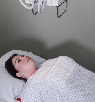 Fig. 15.30 AP Decubit dorsal Torace, bedside (receptorul de imagine landscape), raza centrală 3 la 5